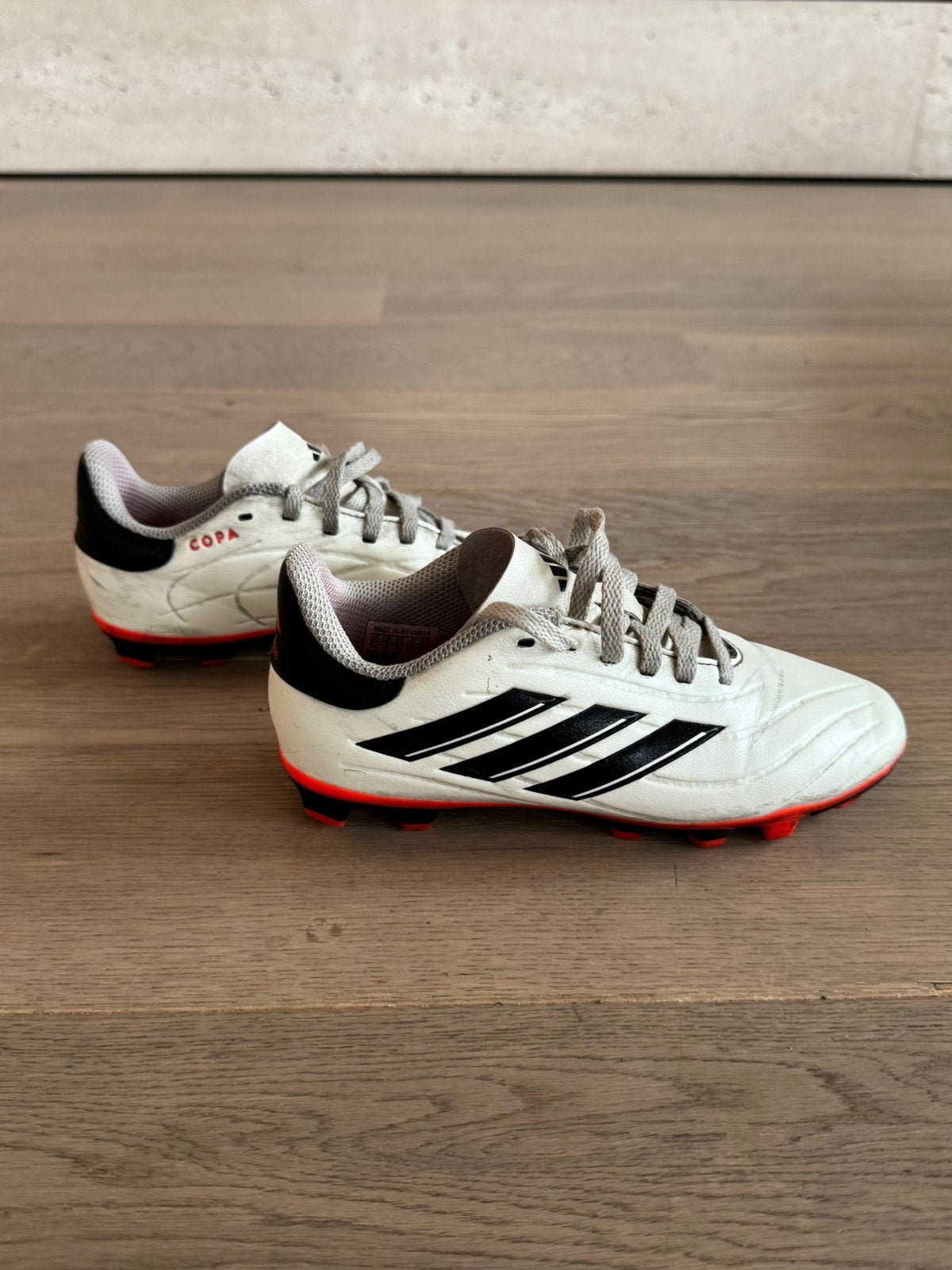 Voetbalschoenen Adidas maat 33 + 5 paar kousen gratis, Ophalen, Gebruikt, Schoenen