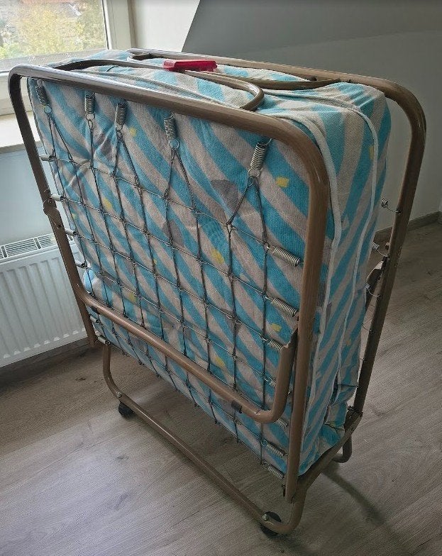 Opklapbaar logeerbed op wieltjes met matras, Ophalen, 190 cm of minder, Zo goed als nieuw, Metaal