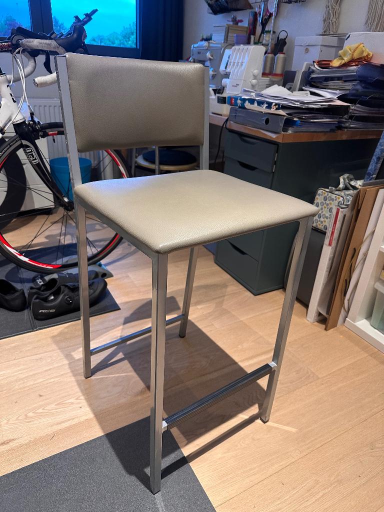 Hoge keukentafel met 4 hoge stoelen, Enlèvement, Utilisé