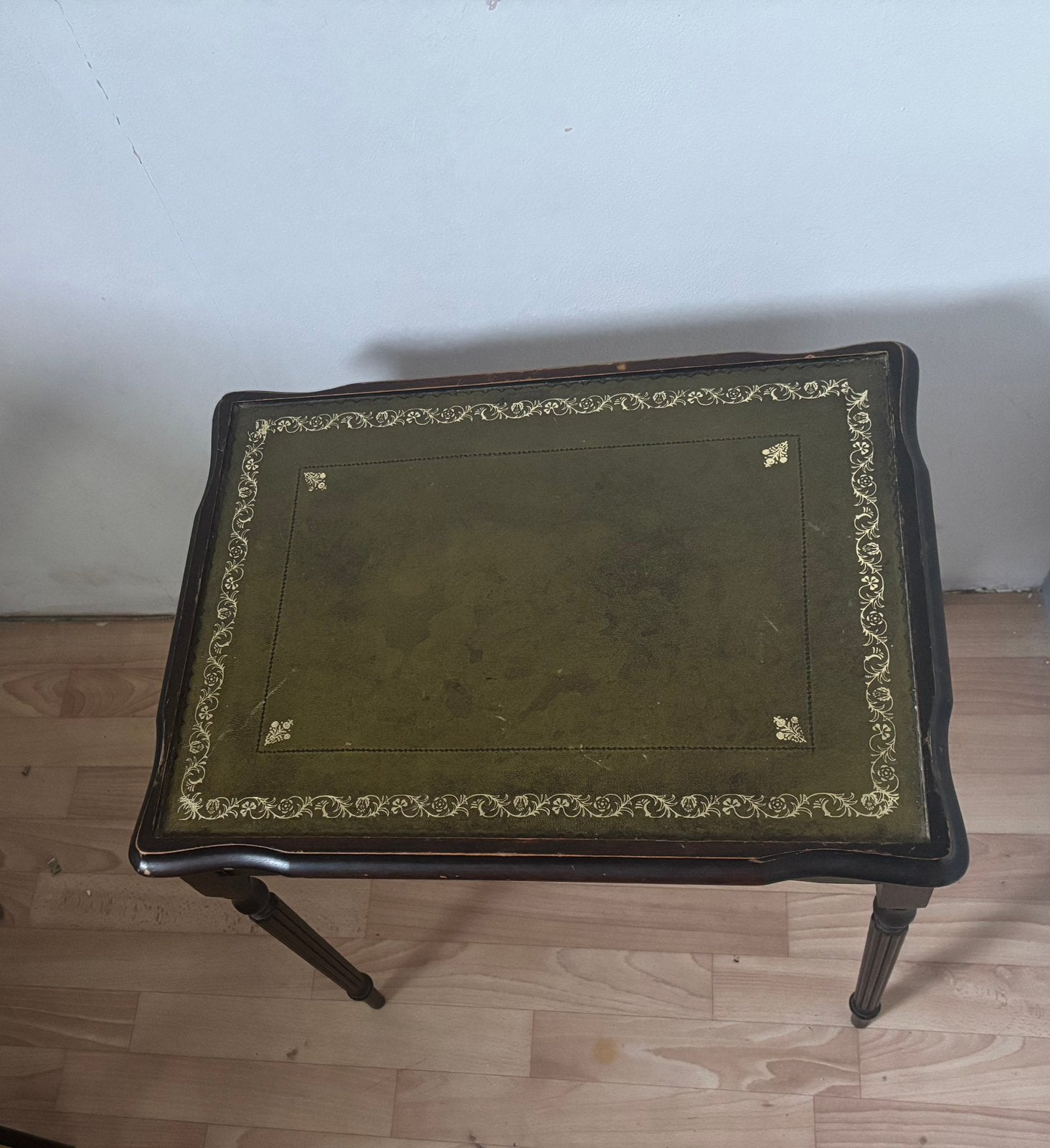 Table d’appoint/de salon Vintage avec marqueterie en cuir, Enlèvement, Comme neuf