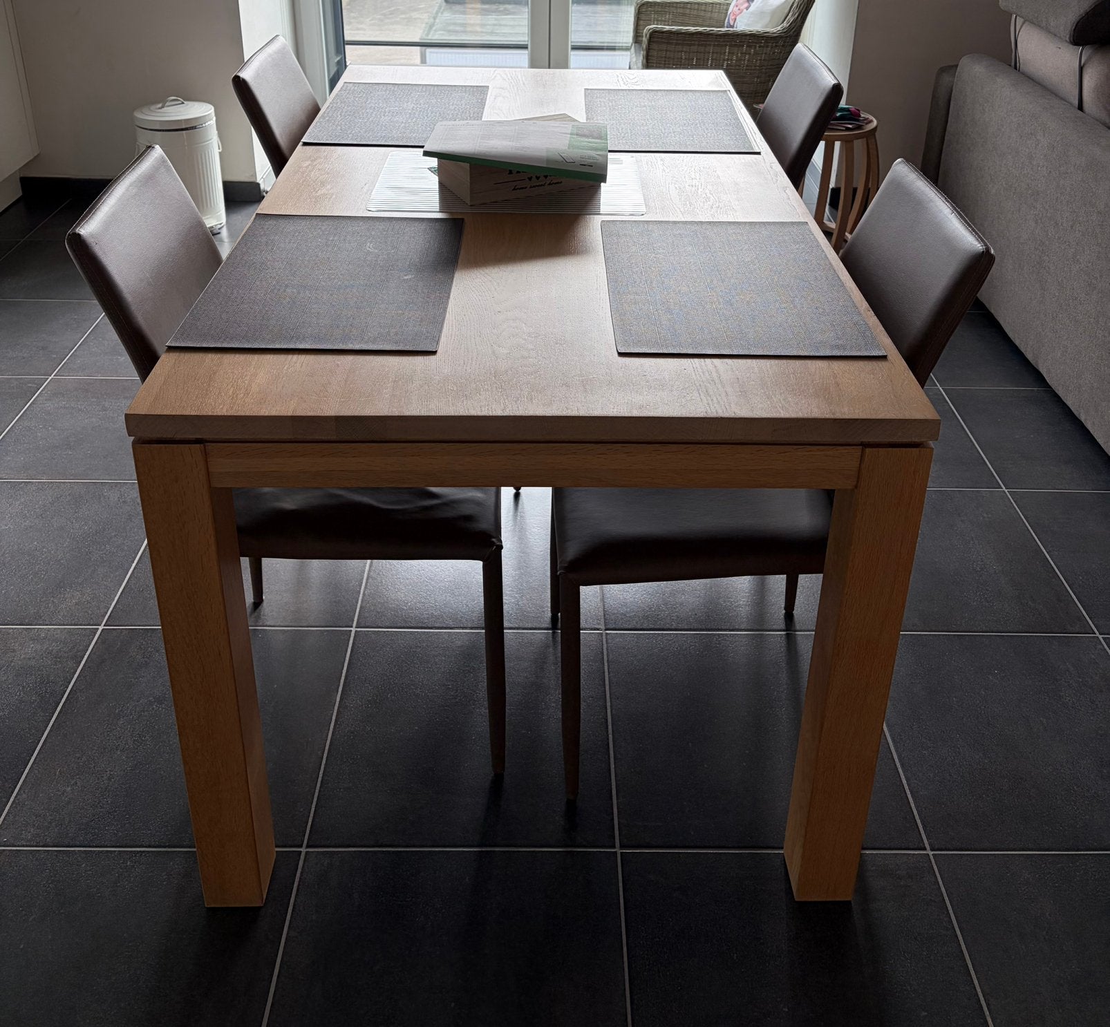Moderne houten eettafel met 4 stoelen, Enlèvement, Comme neuf