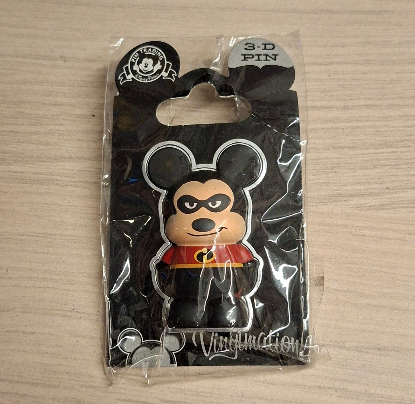 Mickey Mouse Mr. Incredible Vinylmation pin - Disney Parks, Collections, Broches, Pins & Badges, Enlèvement ou Envoi, Neuf, Insigne ou Pin's