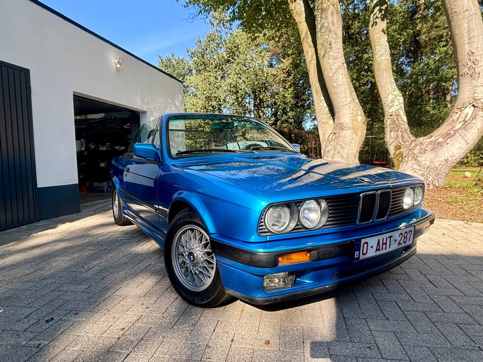 BMW E30 Cabrio 318i  Design Edition Neon Blauw 1/150, Auto's, Achterwielaandrijving, Zwart, Cabriolet, Blauw