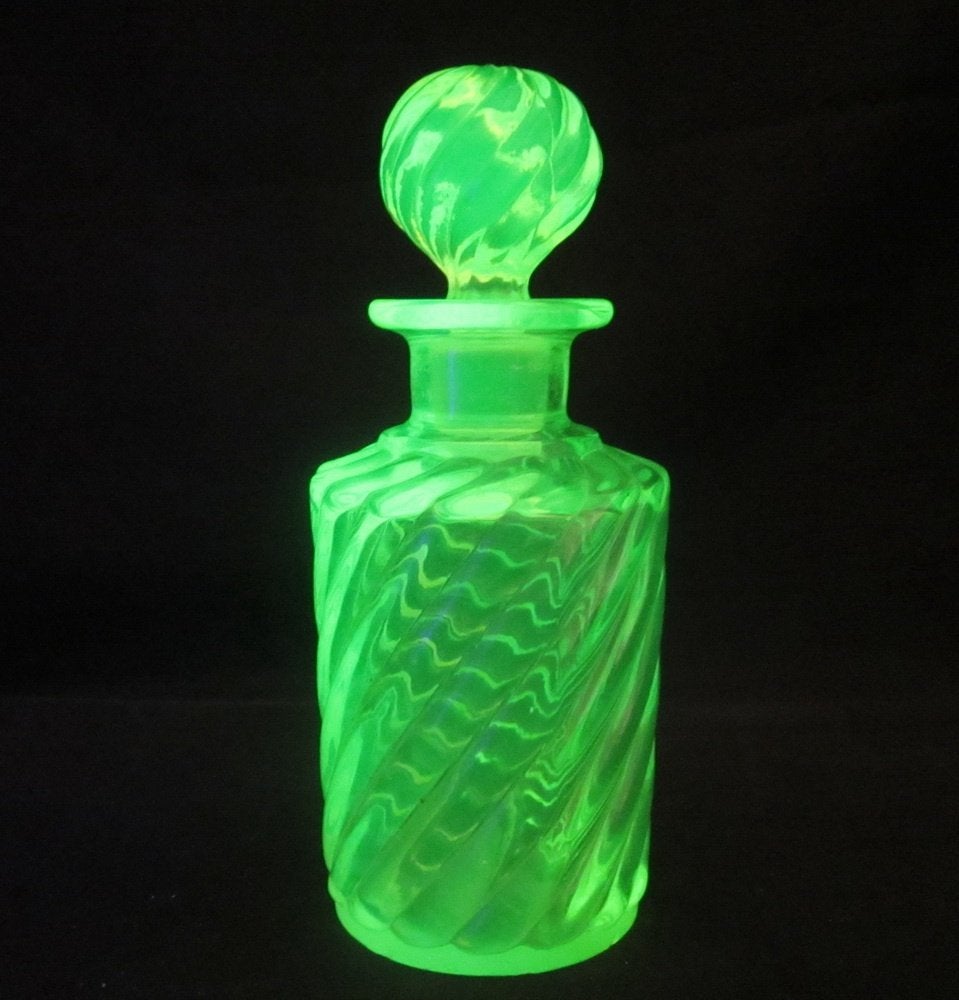 Bouteille de parfum ancienne art déco en ouraline Baccarat 2, Antiquités & Art, Envoi