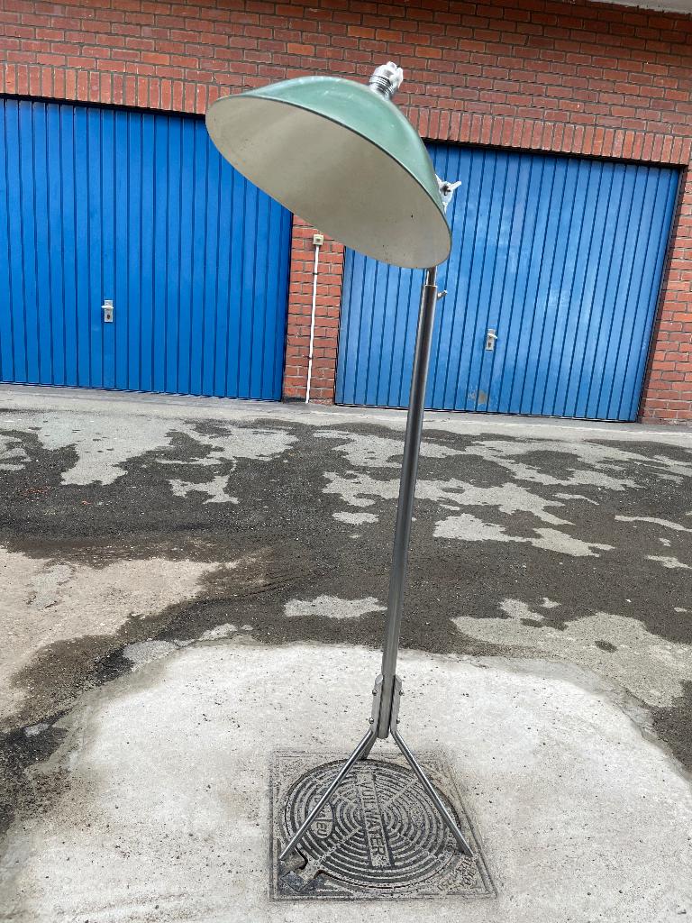 Lampe de sol industrielle (sans circuit électrique), Enlèvement, Utilisé, Métal, Industriel