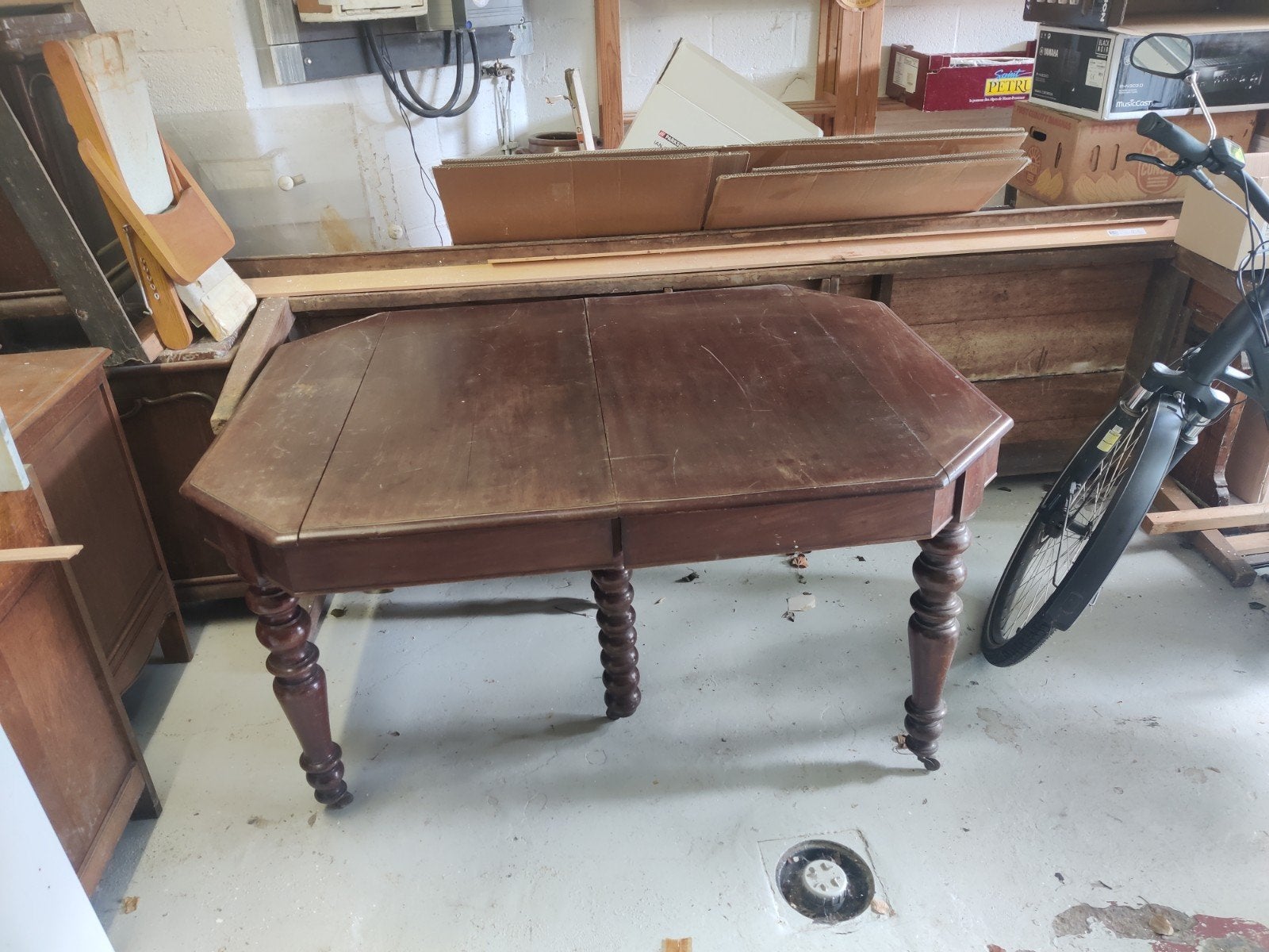 Uitschuifbare houten eettafel in massief hout, Antiek en Kunst, Antiek | Meubels | Tafels, Ophalen