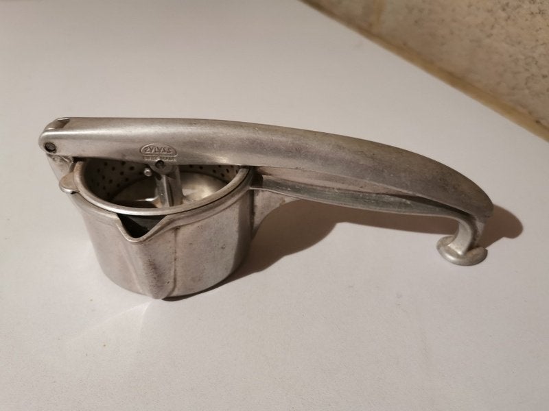 Vintage aluminium Zyliss Zwitserland foodpress handpers, Huis en Inrichting, Ophalen, Metaal, Grijs, Overige merken