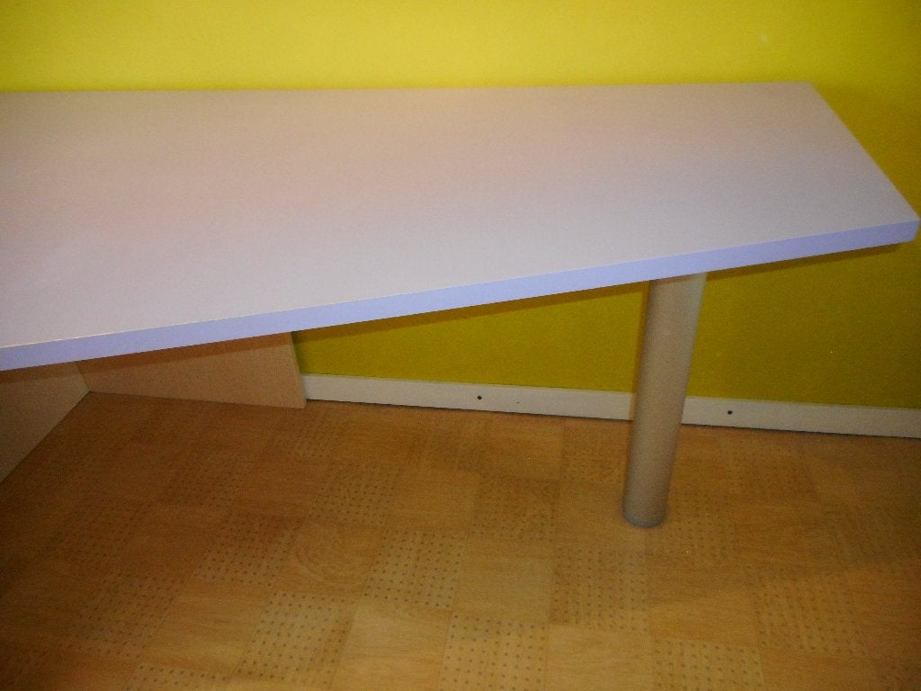 Tafel met tafelblad in frisse lavendelkleur., Huis en Inrichting, Tafels | Eettafels, Ophalen, Tot twee personen, 50 tot 100 cm