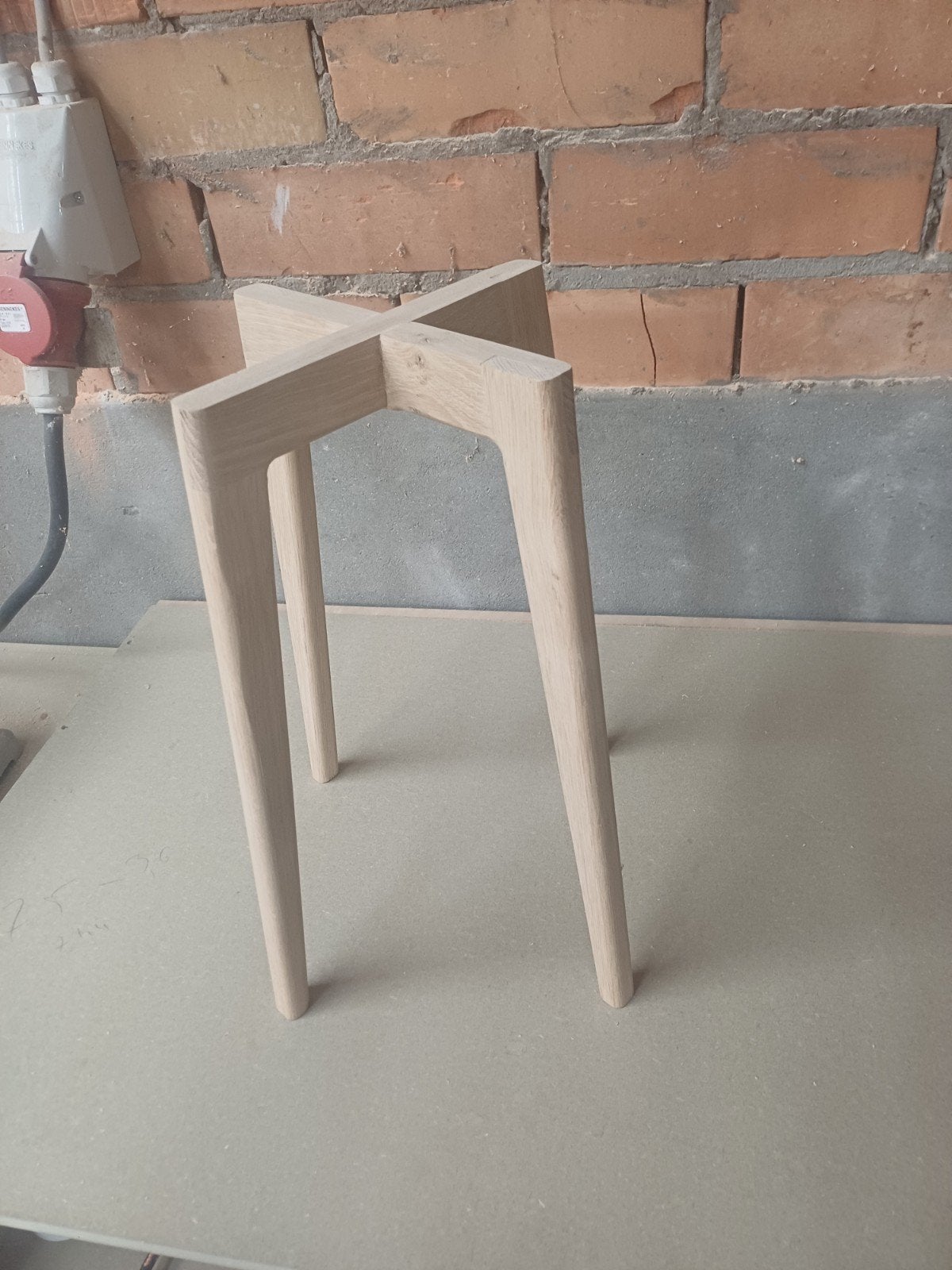 tafel op kruk pootjes in eik, Ophalen