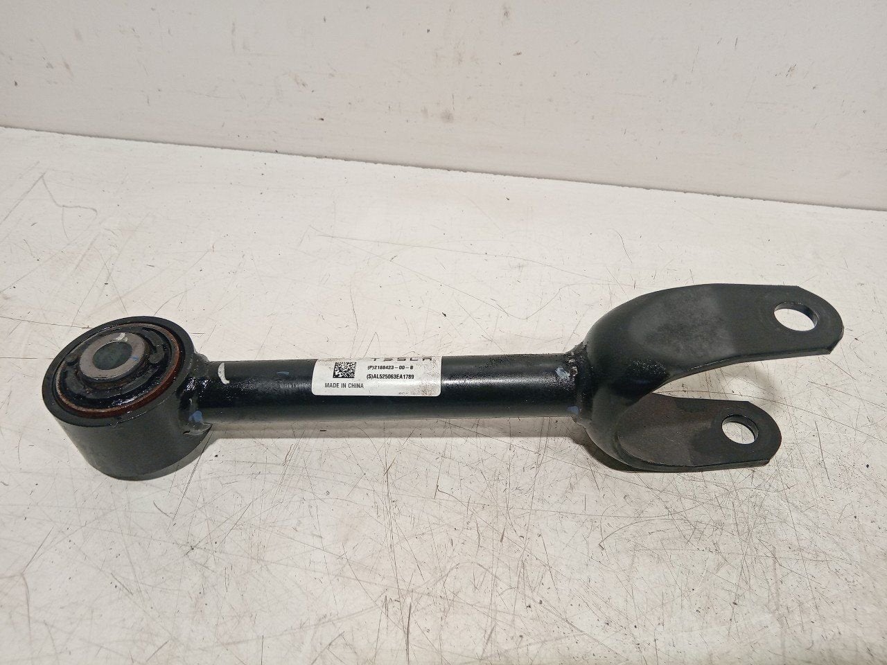 Draagarm links achter Tesla Model Y, Onderdelen@venauto.nl, Van der Ven Autorecycling B.V., Gebruikt, Ettenseweg 76, 4706 PB Roosendaal, The Netherlands
