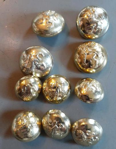 6 petits + 4 gros boutons uniforme lion doré, Enlèvement ou Envoi, Autres, Autres types