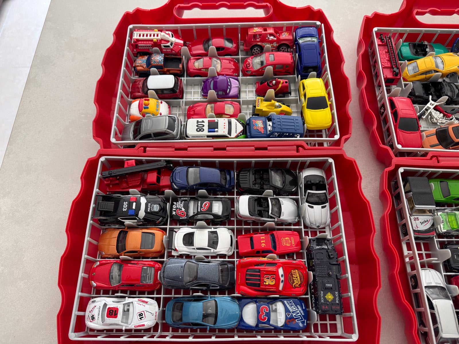 2 boxen met autootjes, Kinderen en Baby's, Speelgoed | Overig, Ophalen, Zo goed als nieuw