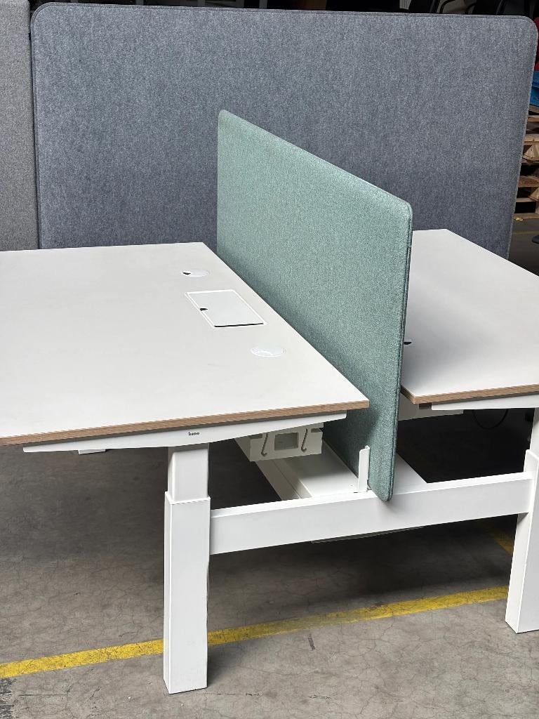 BENE 140 cm wit elektrisch dubbelbureau met verdeler, Huis en Inrichting, Bureaus, Ophalen, Zo goed als nieuw, Klassiek, Wit
