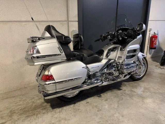 Honda GL1800 Goldwing in prachtstaat vol chroom, Motos, Tourisme, Entreprise, Plus de 35 kW, 1800 cm³