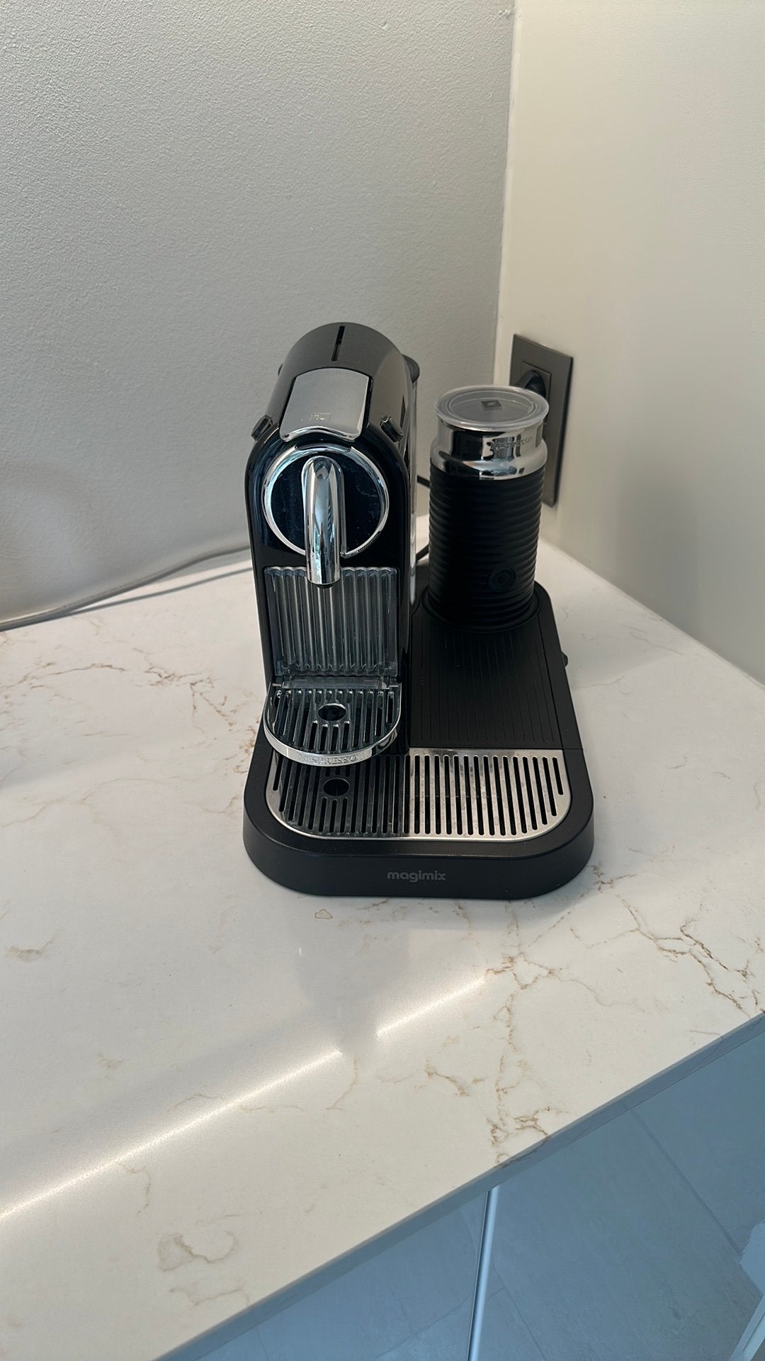 Machine à café NESPRESSO MAGIMIX, Electroménager, Cafetières, Réservoir d'eau amovible, Dosettes et capsules de café, Utilisé
