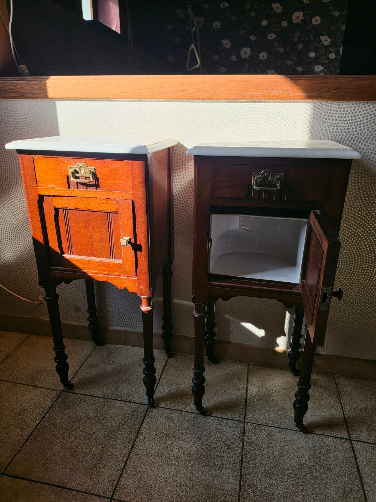 Bel ensemble de tables de chevet anciennes en bois avec plat, Maison & Meubles, 70 cm ou plus, Moins de 45 cm, Enlèvement, Utilisé