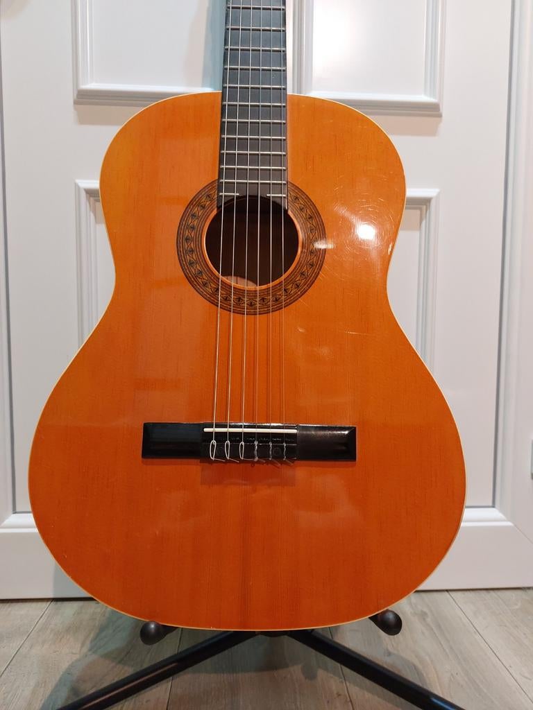 4/4 klassieke gitaar, met snaren (goede kwaliteit), Zo goed als nieuw