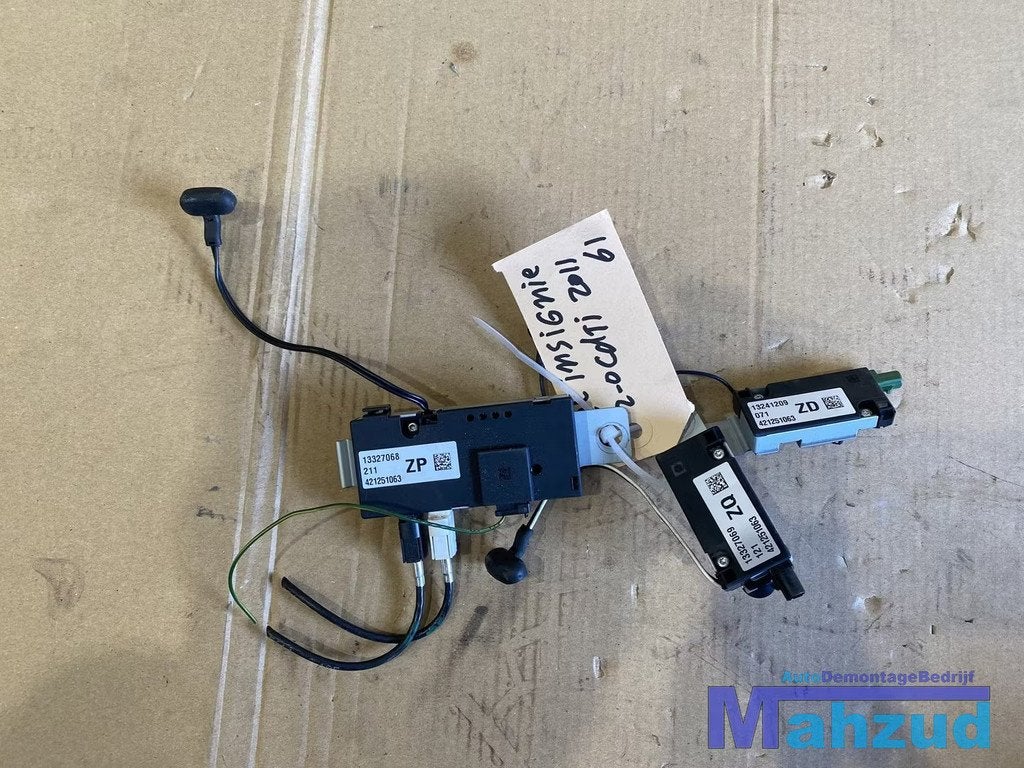 OPEL INSIGNIA A Antenne versterker 13327068 13327069, Opel Automobile GmbH, Opel, Bahnhofsplatz 1
65423  Russelsheim am Main, DE