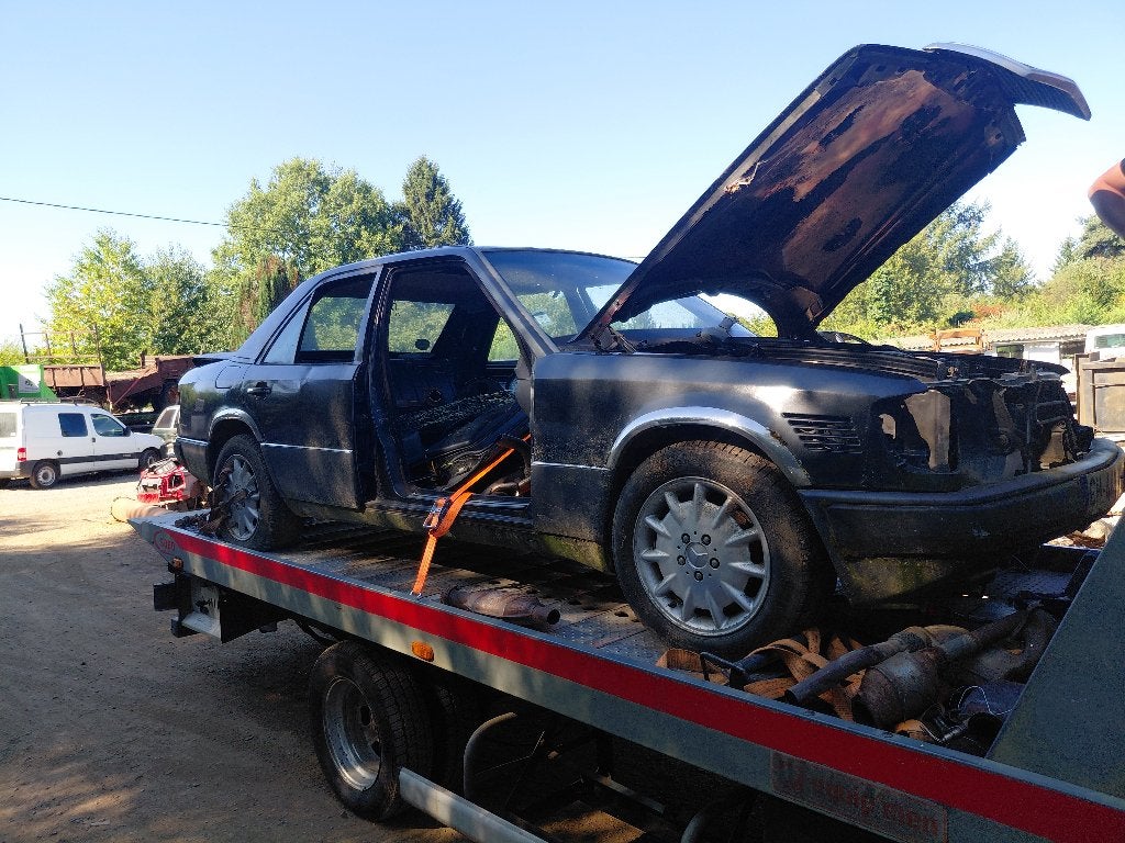 Mercedes 300td pour pièce, Auto diversen, Ongevalwagen, Zwart, Mercedes-Benz, Ophalen of Verzenden, Berline