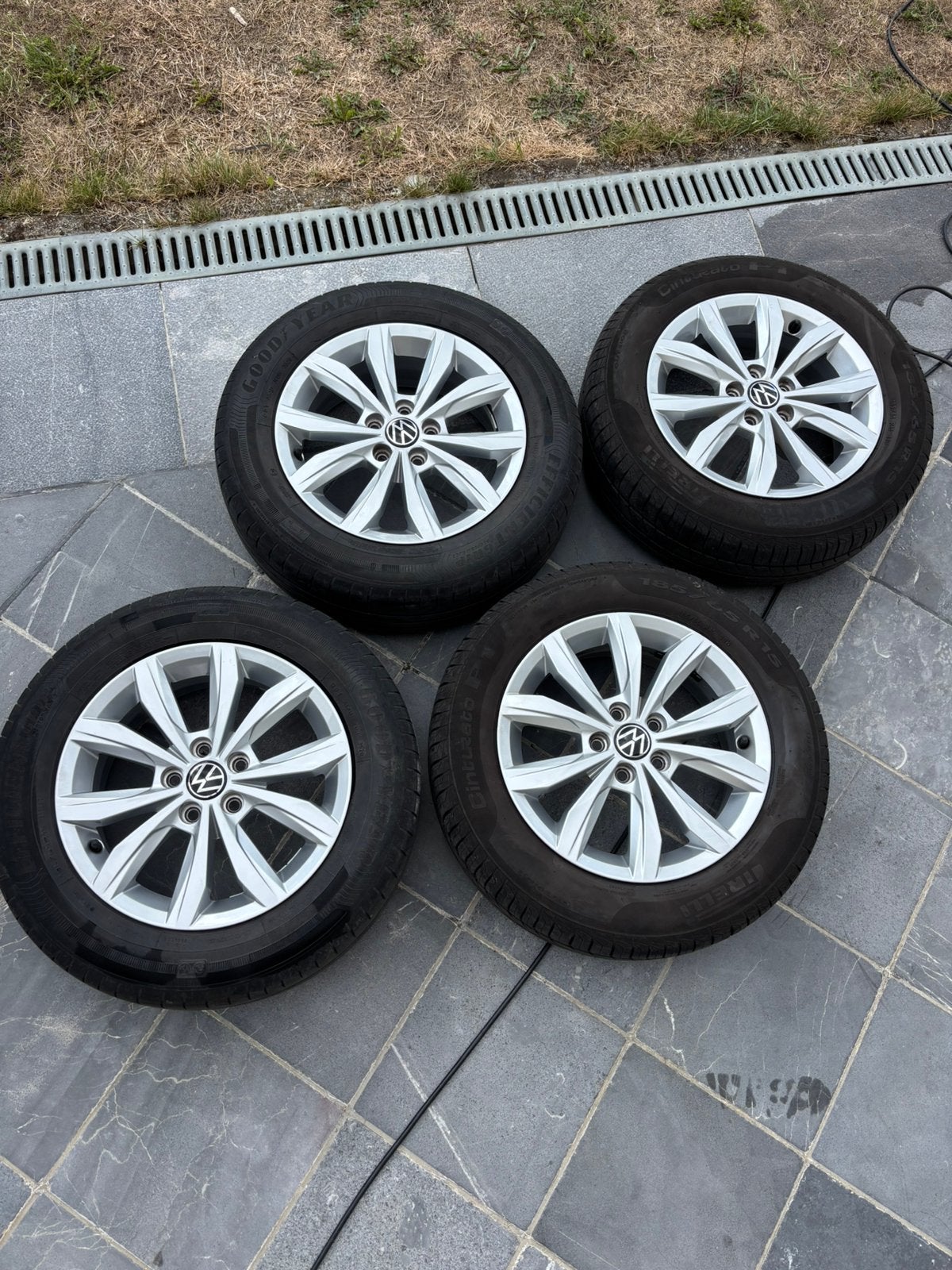 4 jantes VW 15 pouces avec pneus 185/65 R15, Autos : Pièces & Accessoires, 15 pouces, Véhicule de tourisme, Pneus été, 185 mm