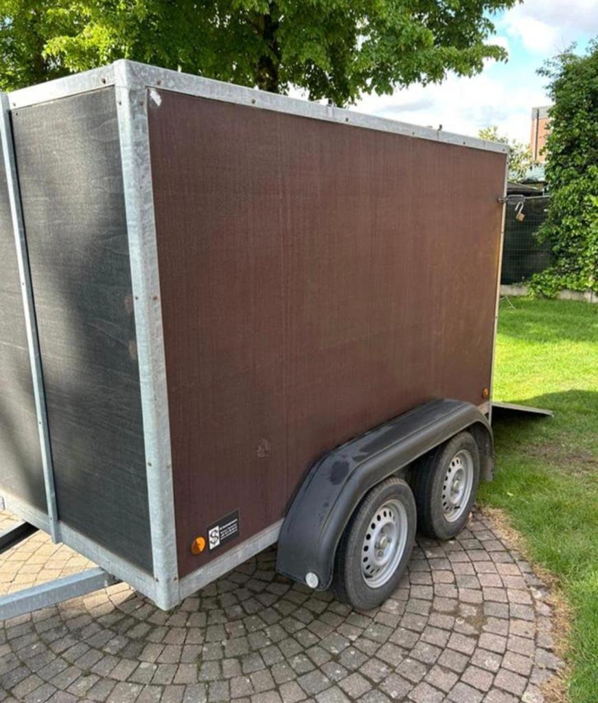 Remorque Remorque fermée à double essieu de 750 kg, non frei, Enlèvement ou Envoi