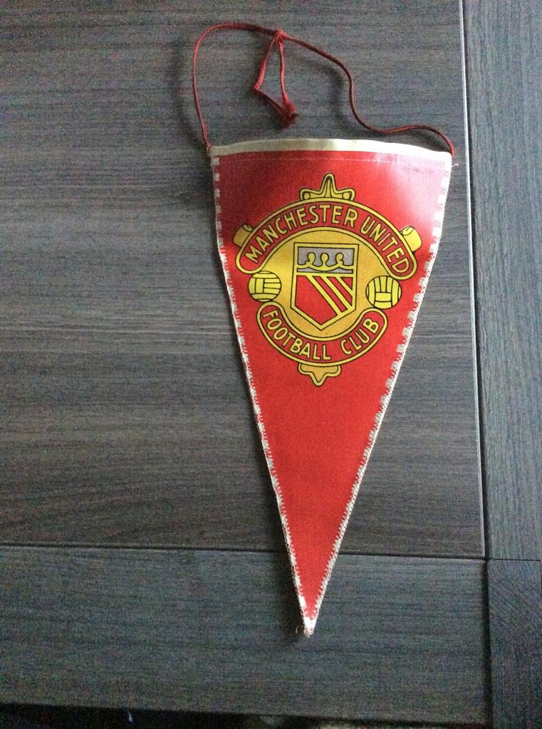 Fanion Fanion Manchester United des années 70, Envoi, Comme neuf