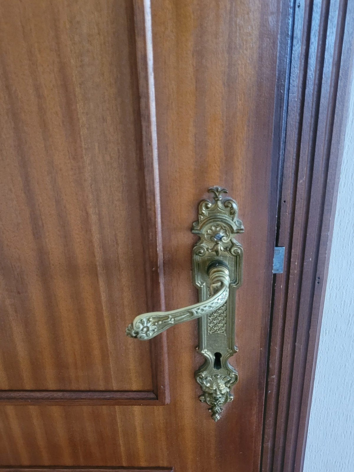 Porte intérieure en bois avec poignée décorative et cadre, Enlèvement