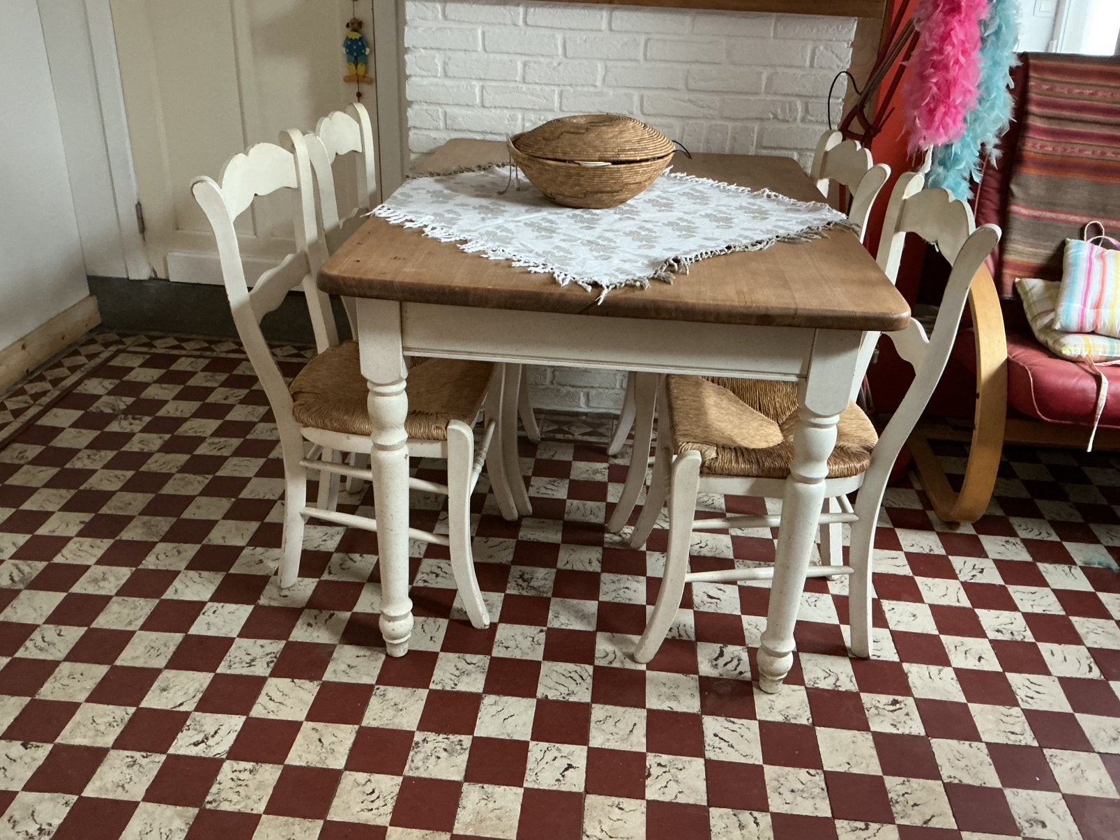 Leuke tafel met 4 stoelen, Ophalen, Gebruikt