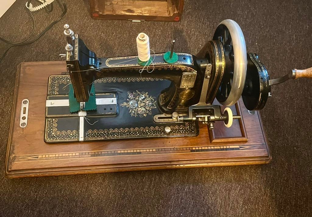 Gritzner Durlach uit 1893/1896 met accessoires, Antiek en Kunst, Antiek | Naaimachines, Ophalen of Verzenden