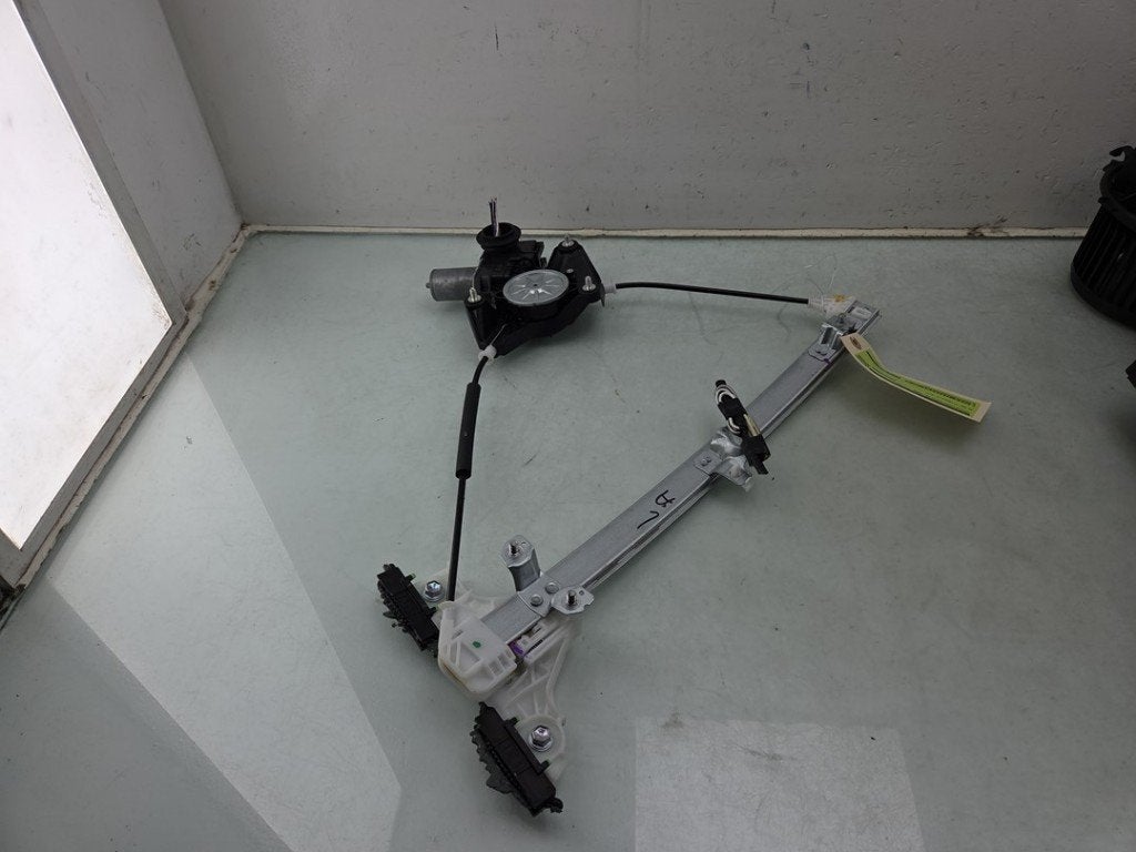MECANISME VITRE ARRIÈRE GAUCHE Yaris Cross (PB1 / PJ1), Kundenbetreuung@toyota.de, Toyota, Utilisé, Toyota-Allee 2
50858  Köln, DE
