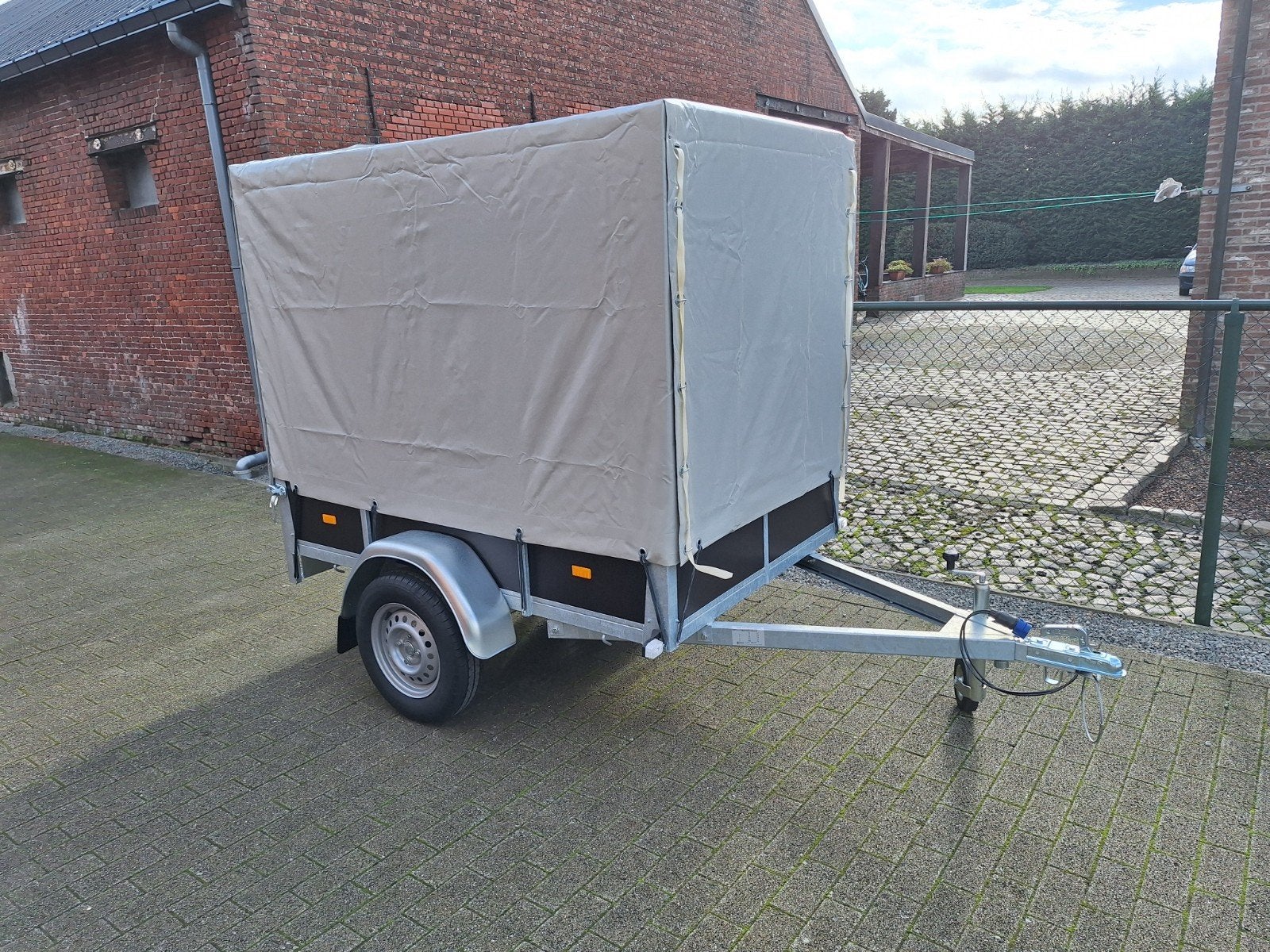 stock opruiming Syma huifaanhangwagen, Ophalen