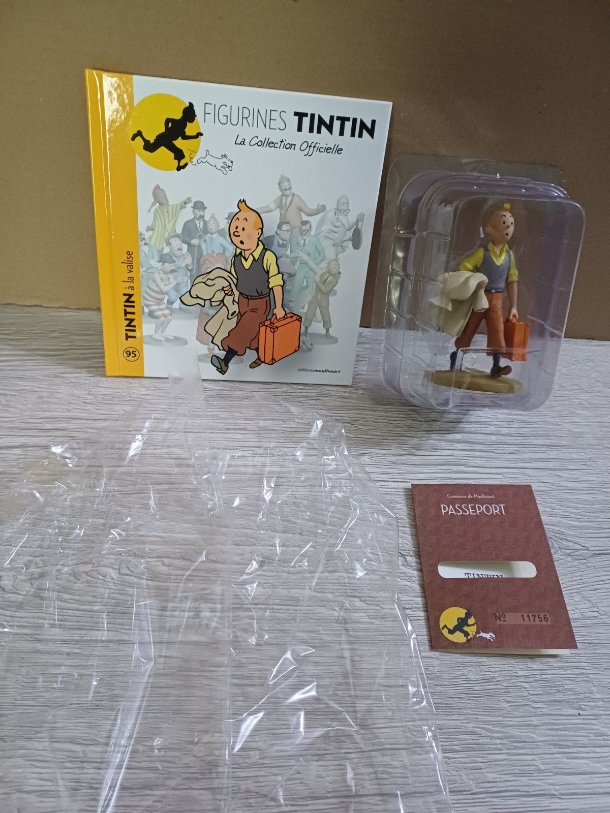 Figurine 95 Tintin à la valise, Collections, Personnages de BD, Comme neuf, Statue ou Figurine, Tintin, Enlèvement ou Envoi