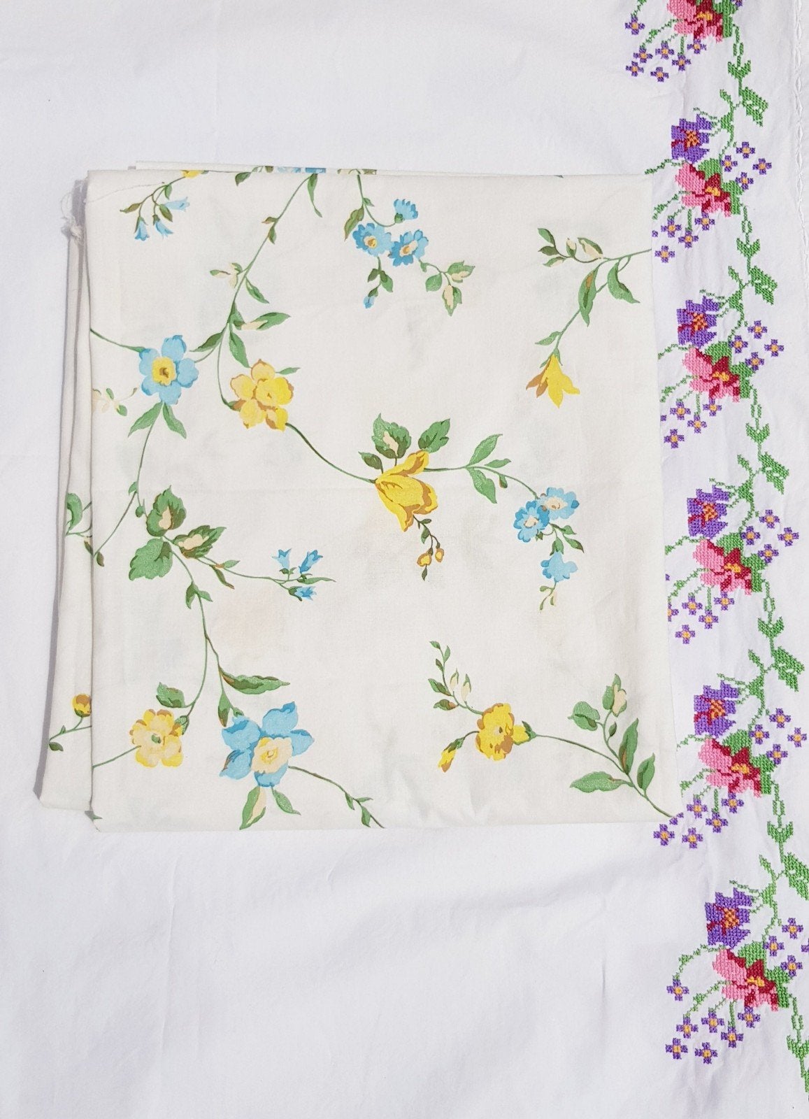 Tissu 🌻vintage à  fleurs 🌻100% coton fond blanc, Hobby & Loisirs créatifs, Autres couleurs, Coton, Comme neuf, 120 cm ou plus