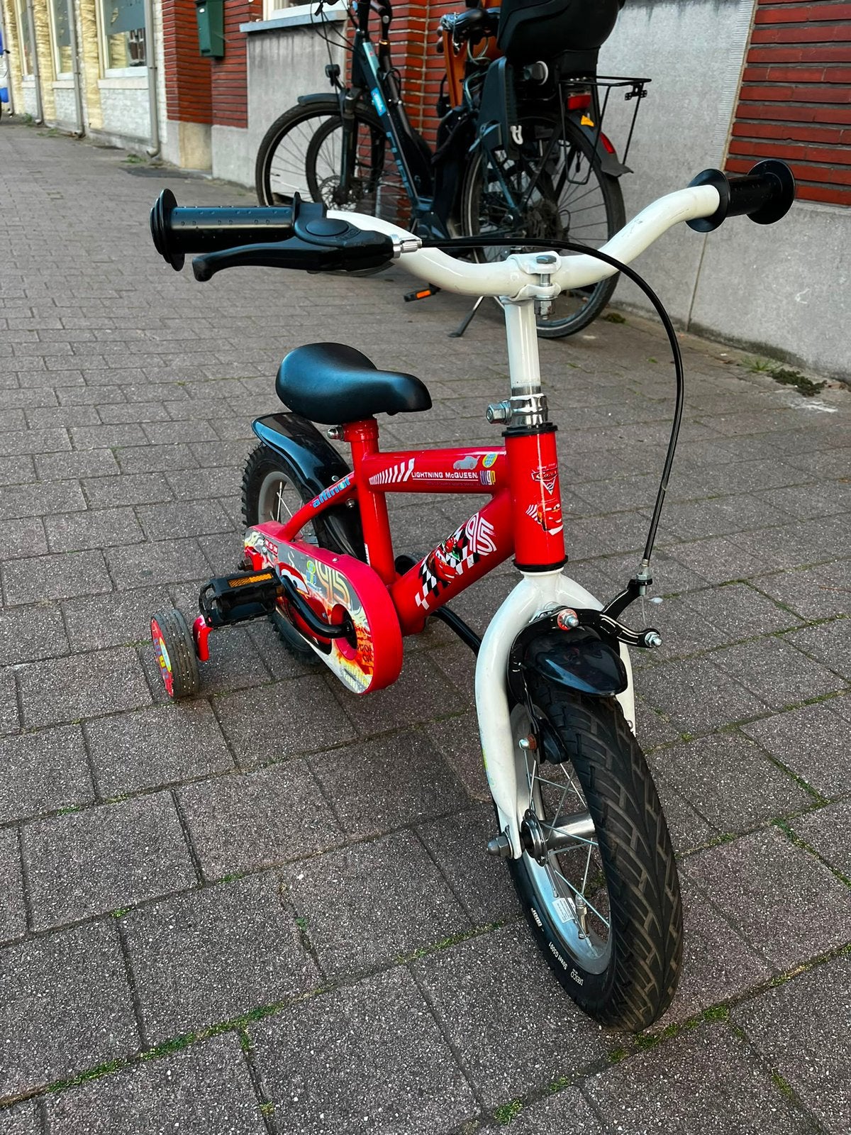 Kinderfiets, rood met print van Cars, 12 inch, Ophalen, Terugtraprem, Zijwieltjes, Gebruikt