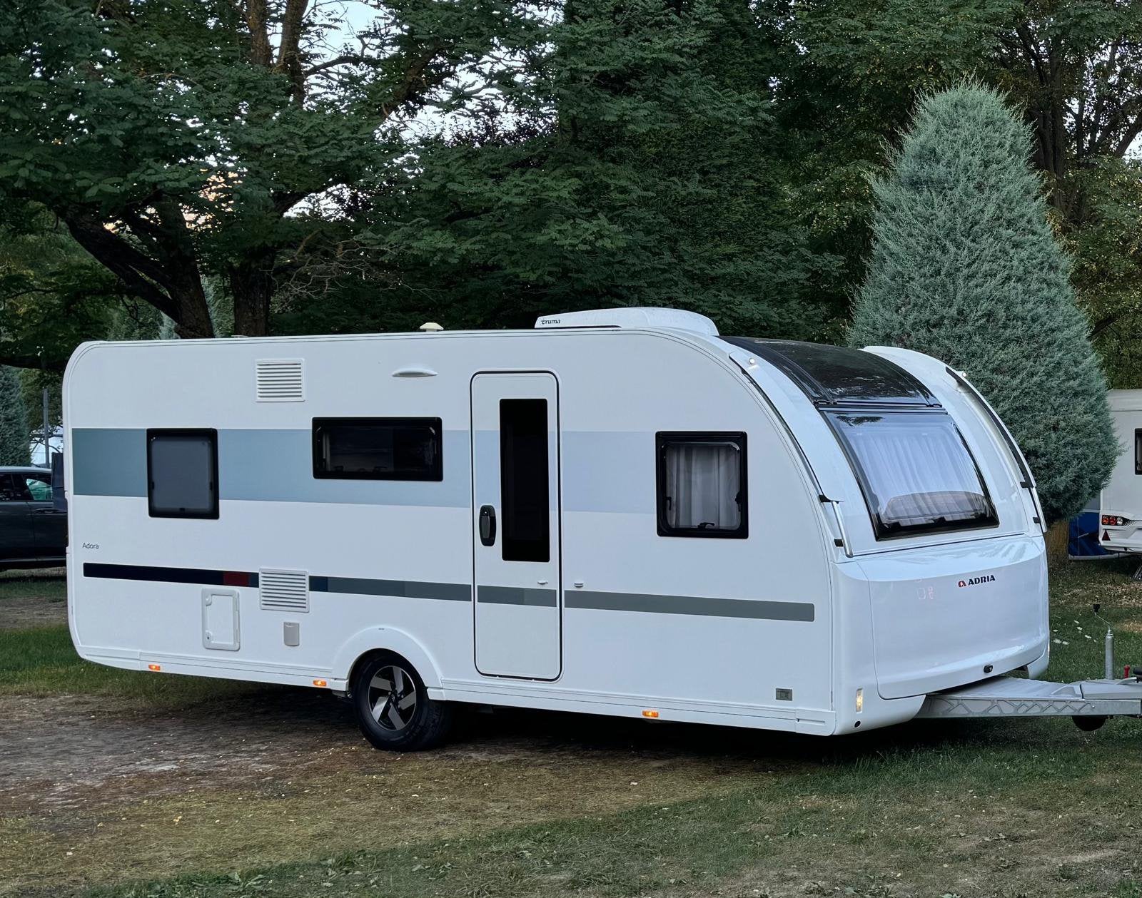Adria Adora 573 PT, Rondzit, Dwarsbed, 7 tot 8 meter, Particulier