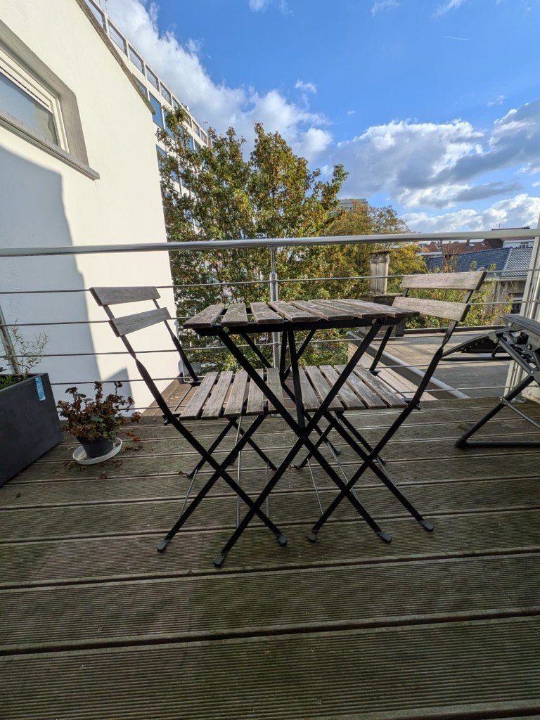 Table de bistrot et 2 chaises pliantes (bois, métal noir), Enlèvement, Utilisé, Bois