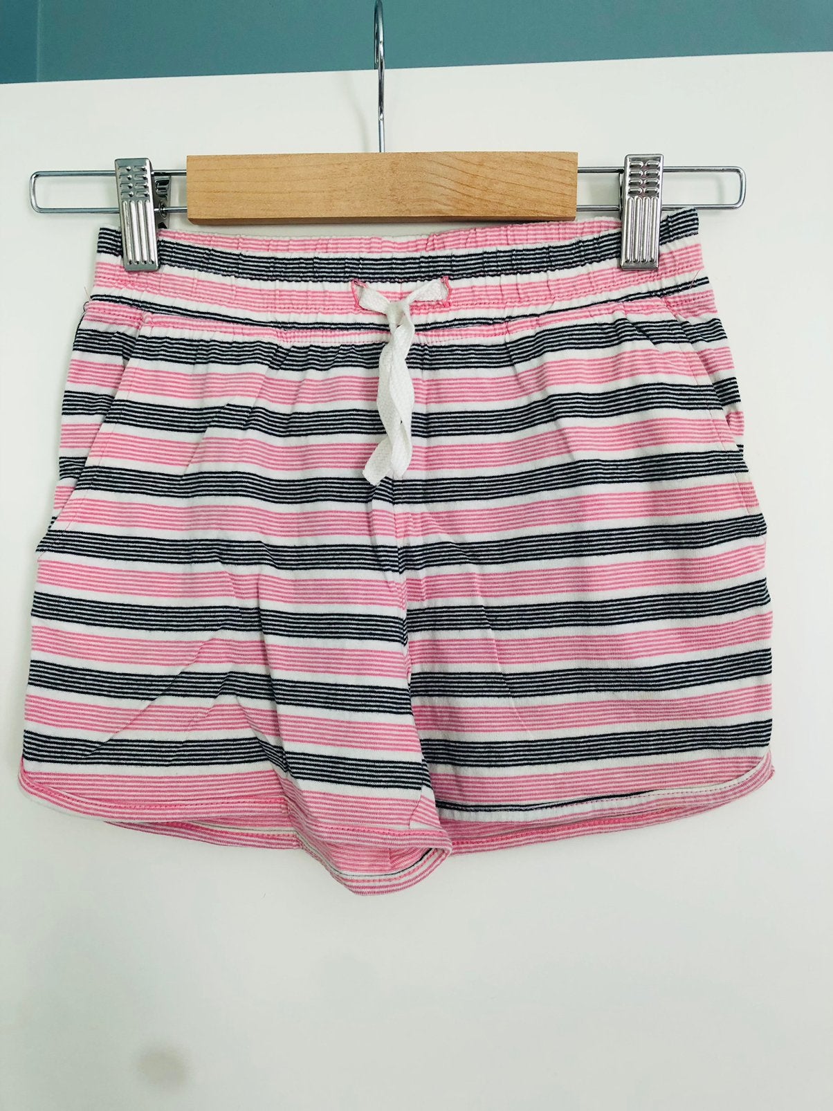 Name it korte broek met roze/zwarte/witte strepen. Maar 128, Enfants & Bébés, Vêtements enfant | Taille 128, Utilisé, Fille, Pantalon