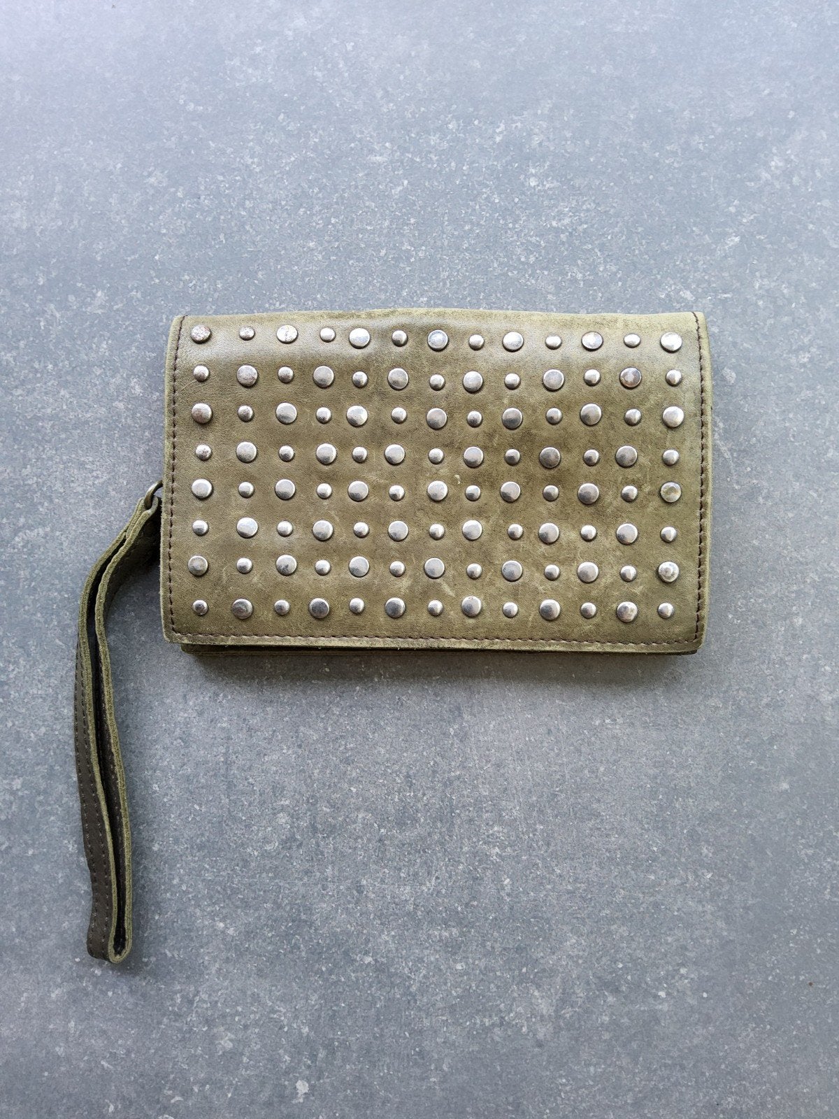 Pochette/portefeuille à clous en cuir kaki, Enlèvement ou Envoi, Comme neuf, Vert, Sac de soirée