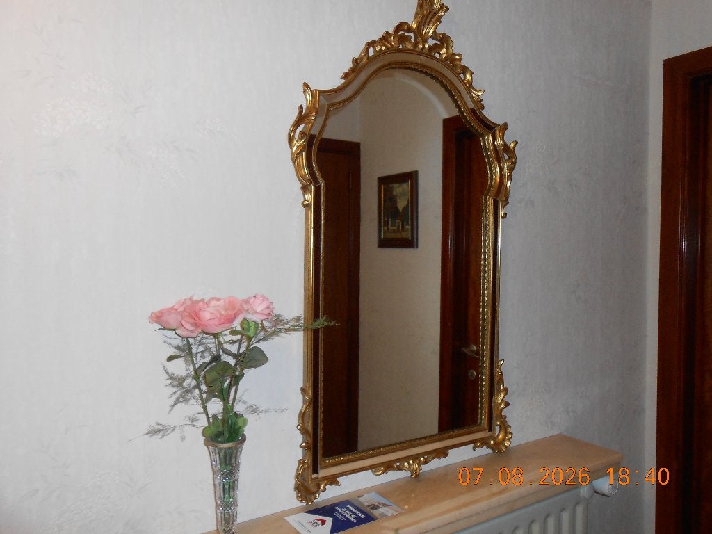 Klassieke wandspiegel met goudkleurige lijst, Huis en Inrichting, Ophalen, Zo goed als nieuw