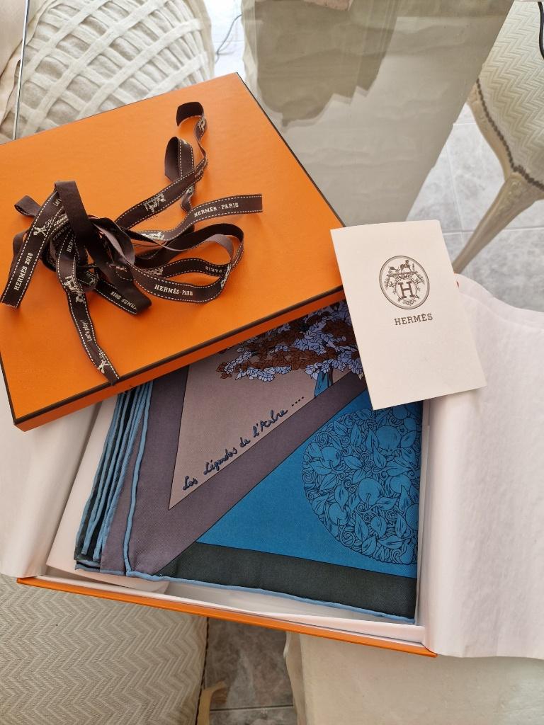Rare Sublime foulard Hermès Les Légendes de l'Arbre NEUF, Kleding | Dames, Mutsen, Sjaals en Handschoenen, Hermès, Verzenden, Nieuw