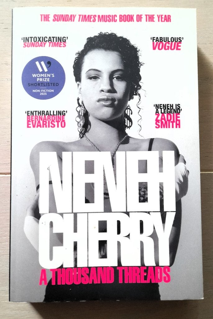 NENEH CHERRY A Thousand Threads – Autobiography BOEK, Artiest, Ophalen of Verzenden, Zo goed als nieuw, Neneh Cherry