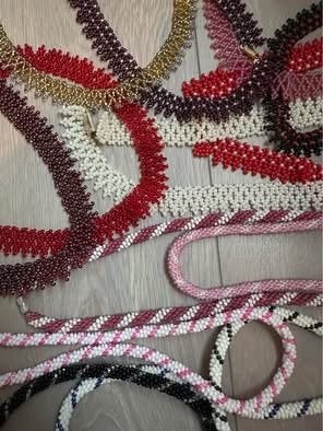 Halskettingen gemaakt van kleine pareltjes, Bijoux, Sacs & Beauté, Colliers, Enlèvement ou Envoi, Utilisé, Synthétique