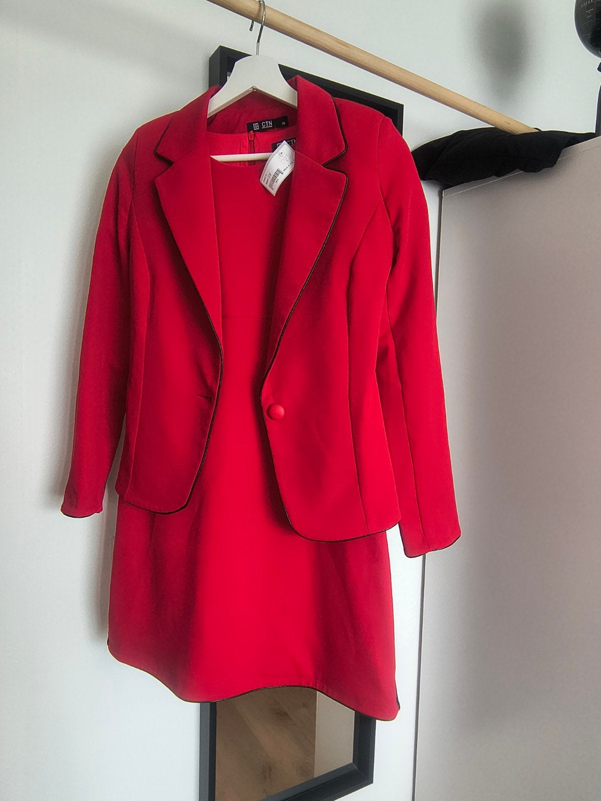 Rood setje: jurk + blazer (maat 36), Taille 36 (S), Costume ou Complet, Neuf, Rouge