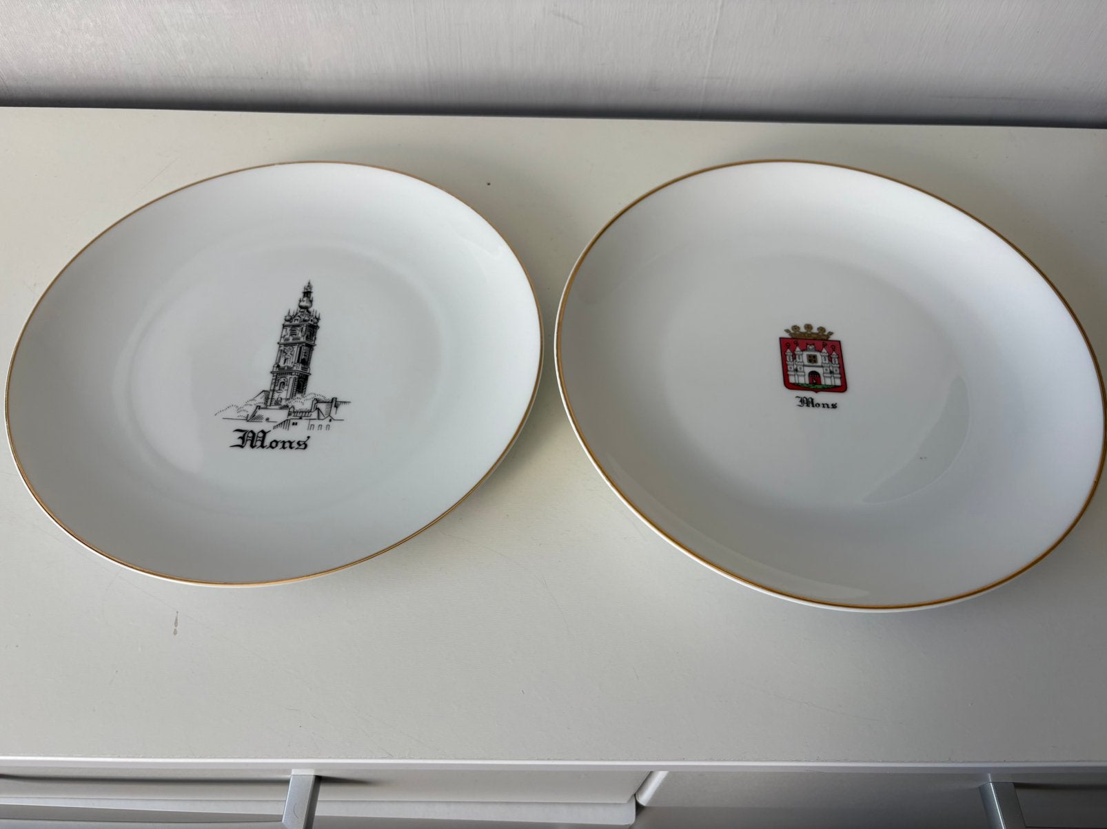 2 assiettes « MONS » (faïence du vieux beau dour), Antiquités & Art, Enlèvement ou Envoi