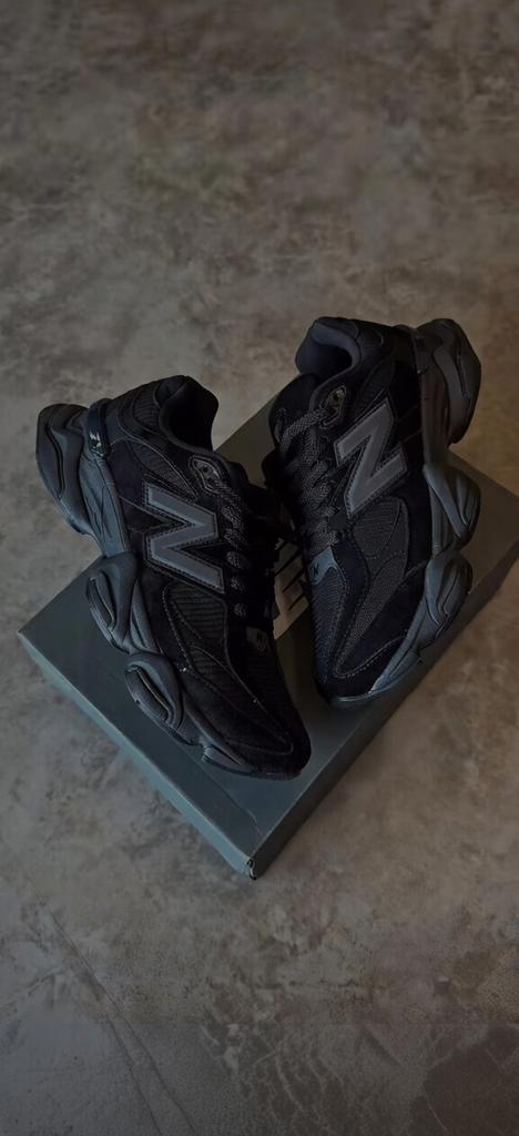 New Balance 9060 Triple Black taille 44, Zwart, Nieuw, Ophalen of Verzenden, Sneakers