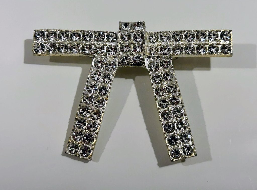 Zilverkleurige strikbroche met strass (3), Handtassen en Accessoires, Broches, Overige materialen, 4 tot 7 cm, Ophalen of Verzenden