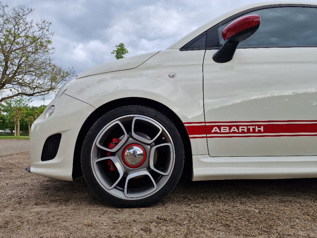Mooie set originele ABARTH velgen (rosso pack) +winterbanden, Autos : Pièces & Accessoires, Pneus & Jantes, Pneus et Jantes, Pneus hiver