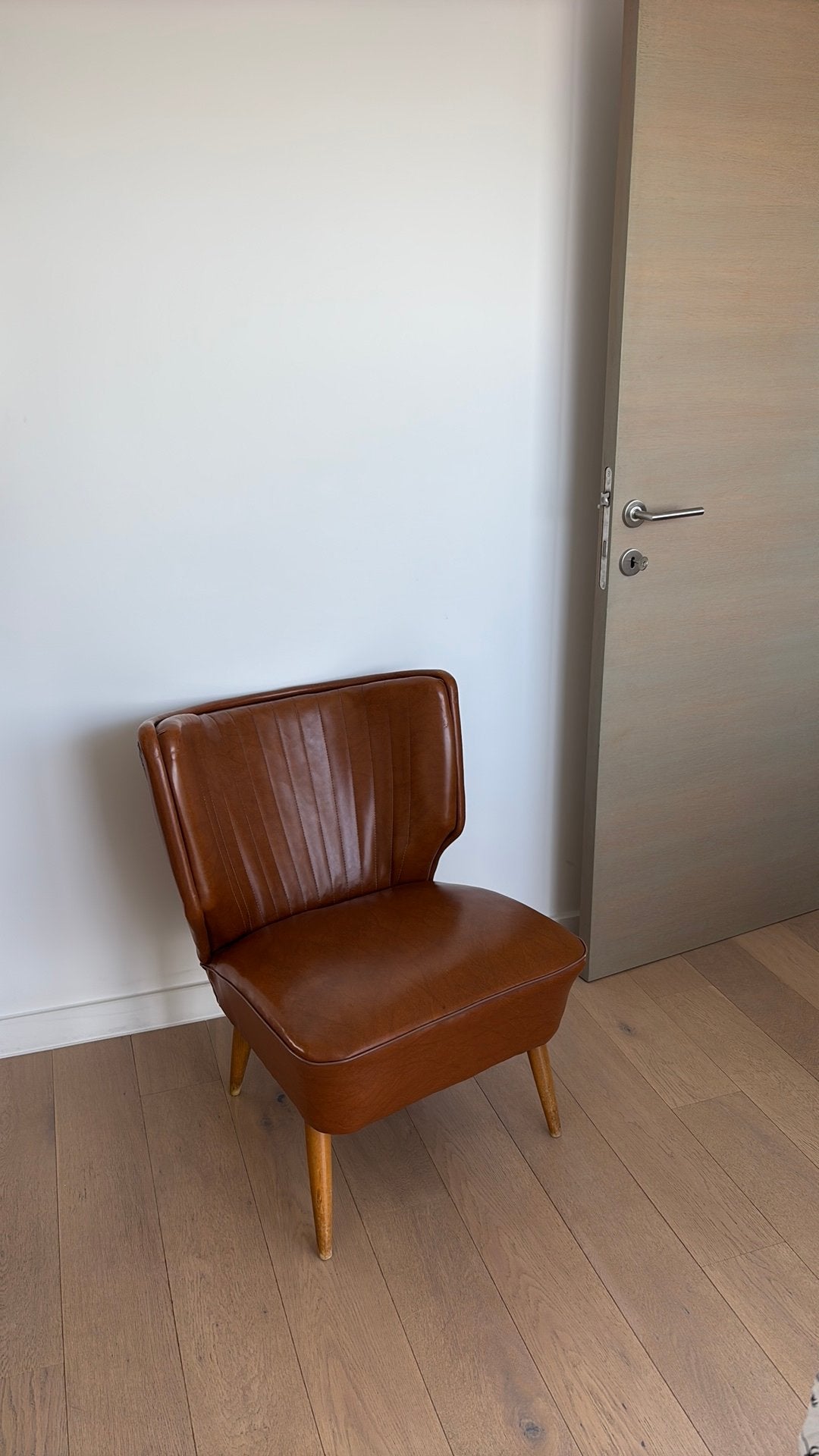 Vintage Expo ‘58 Cocktailstoel - Cognac Skai - in topstaat, Huis en Inrichting, Fauteuils, Zo goed als nieuw, 50 tot 75 cm, Ophalen
