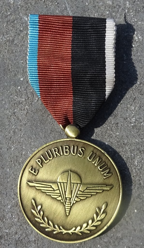 BELGIQUE: ANPCV / RGT PARA-CDO - MEDAILLE DU MERITE, Collections, Objets militaires | Général, Envoi, Armée de terre, Ruban, Médaille ou Ailes