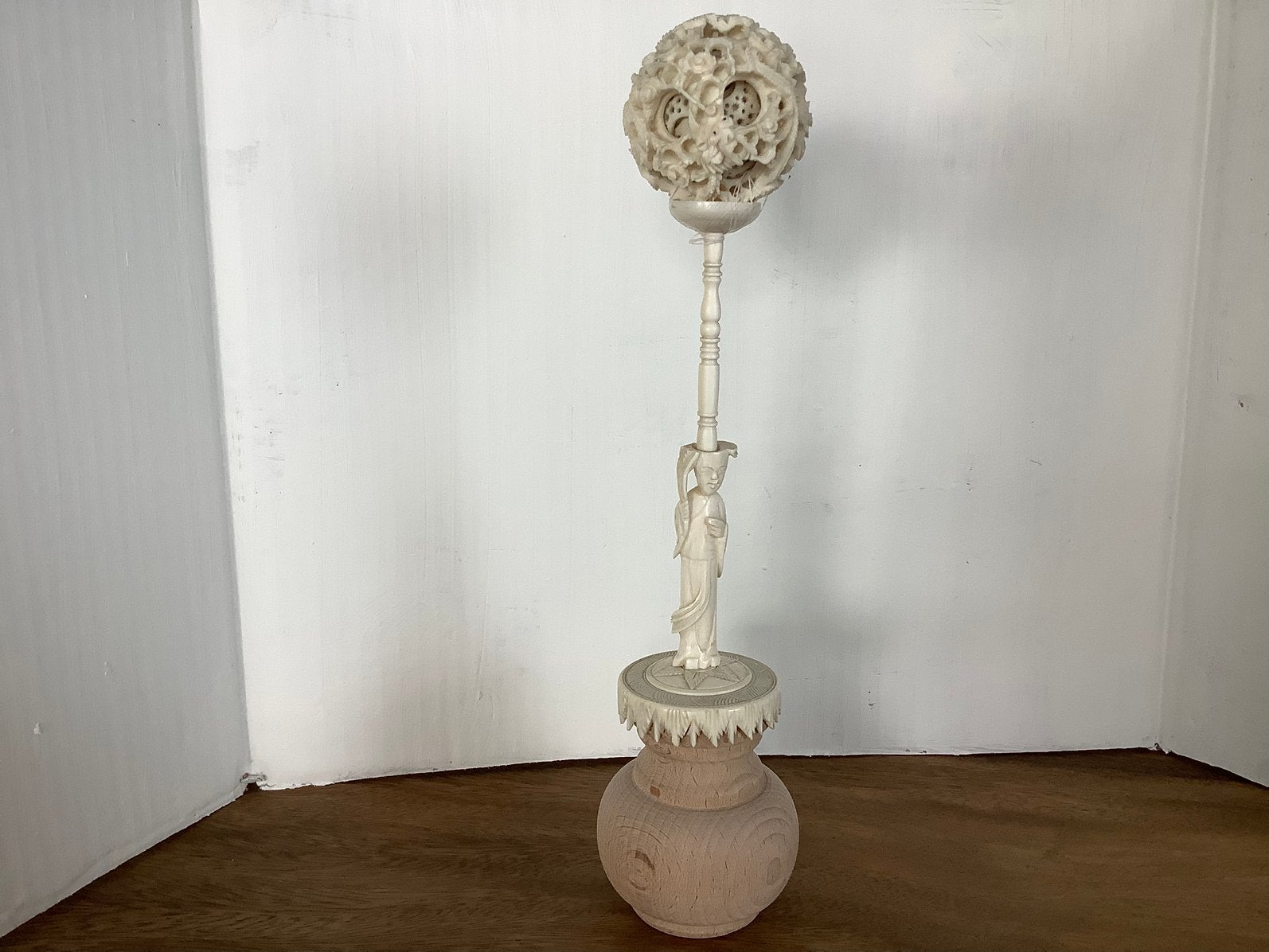 Raadselbal op sokkel, Antiek en Kunst, Ophalen, Gesneden, Natuurlijk materiaal, China